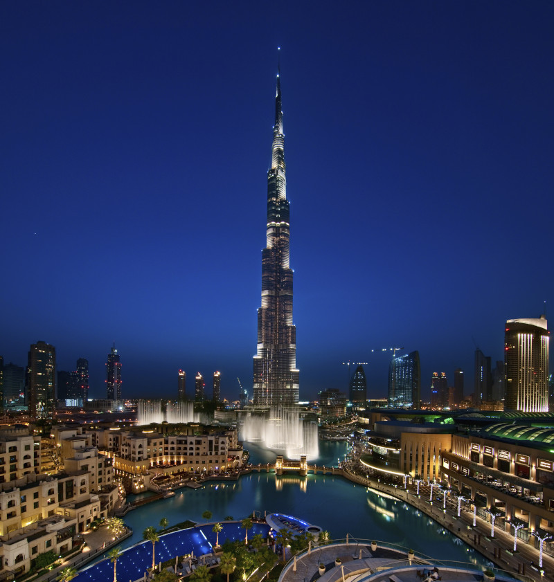 Blick auf Burj Khalifa und Dubai Fountain bei Nacht
