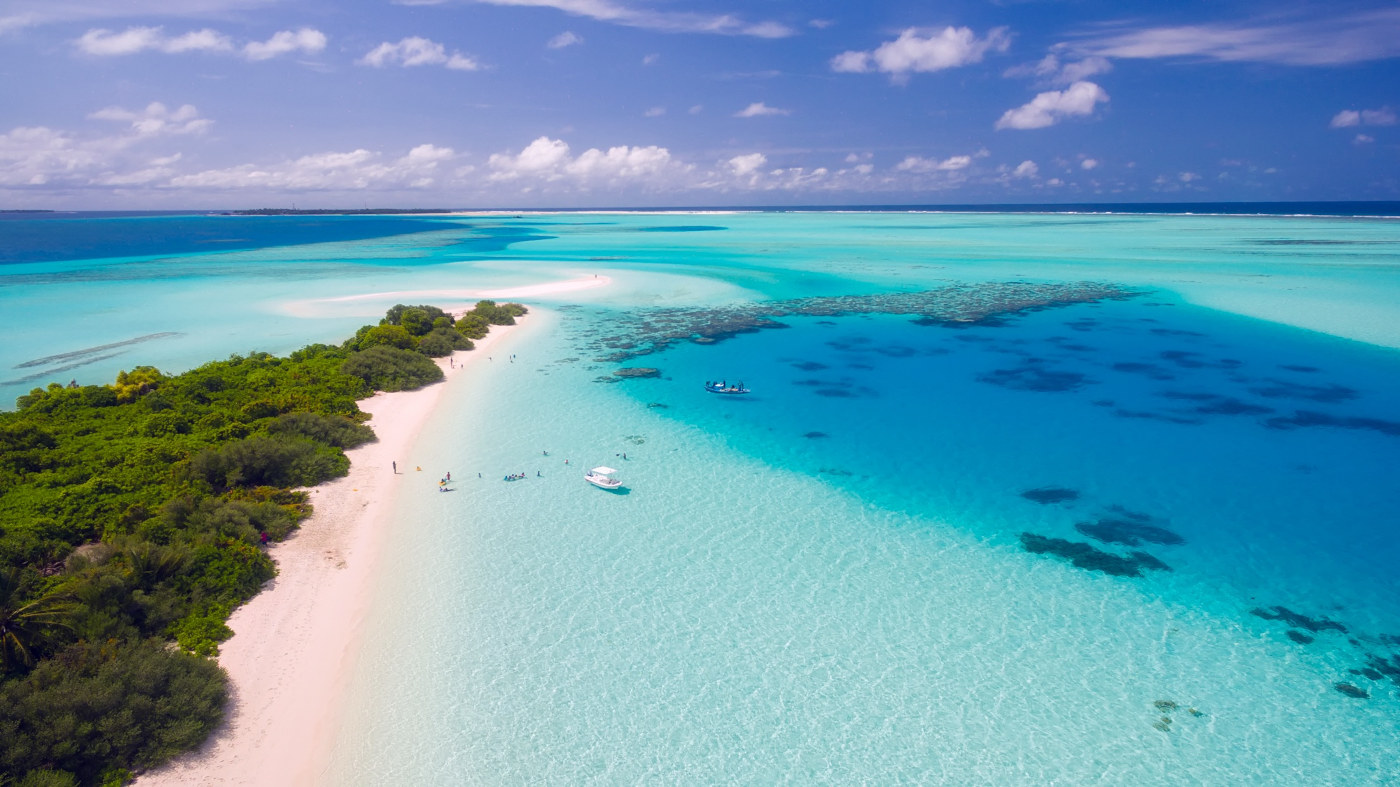 Puderzuckerstrand am glasklaren Meer
