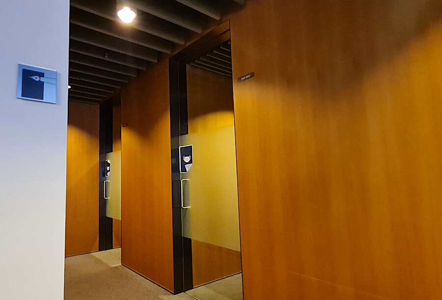 Arbeitsplatzkabinen in der Lufthansa Business Class Lounge A 26 in Frankfurt