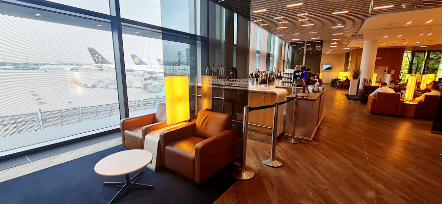 Ausblick durch folierte Fenster in der Lufthansa Senator Lounge A50 in Frankfurt