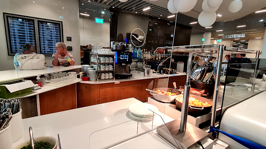 Barbereich mit warmen Gerichten in der Lufthansa Business Class Lounge A 13 in Frankfurt