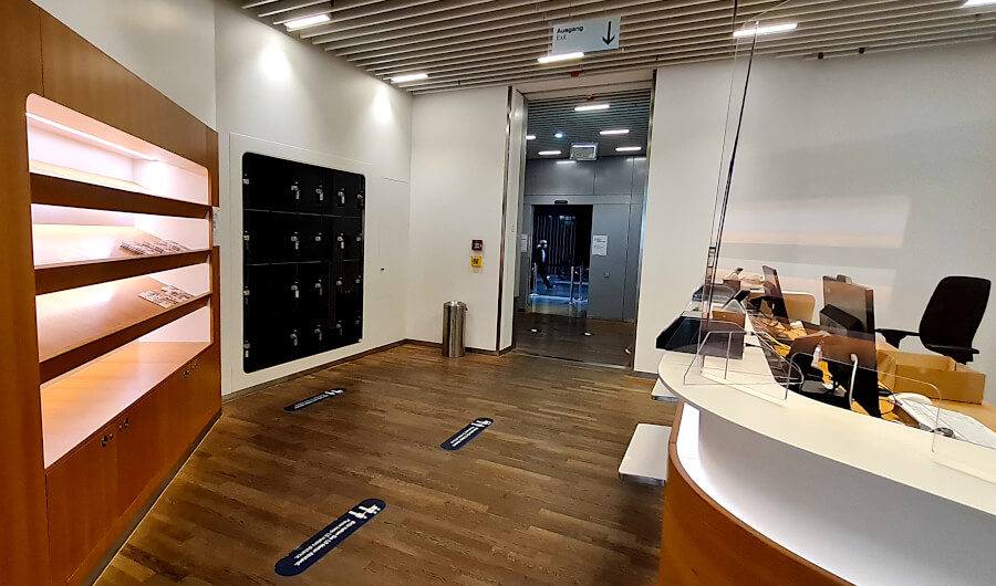 Eingangsbereich mit Schließfächern der Lufthansa Business Class Lounge A 13 in Frankfurt