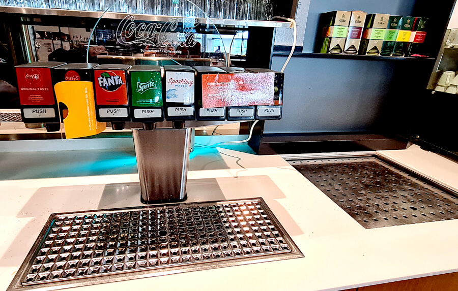 Das Getränkebuffet in der Lufthansa Business Class Lounge A 13 in Frankfurt leider stark dezimiert