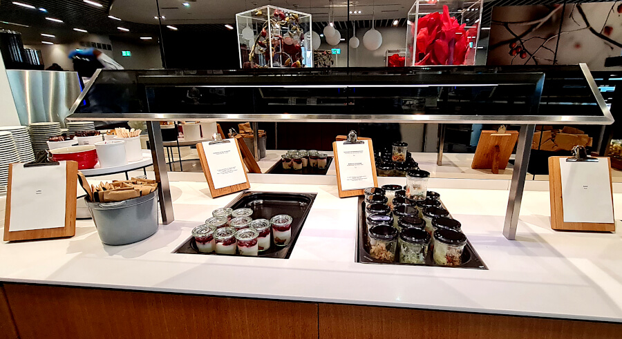 Salate und Dessert in Glässchen in der Lufthansa Business Class Lounge A 13 in Frankfurt