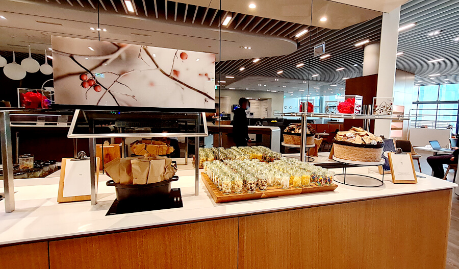 Diverse Snacks in Glässchen in der Lufthansa Business Class Lounge A 13 in Frankfurt