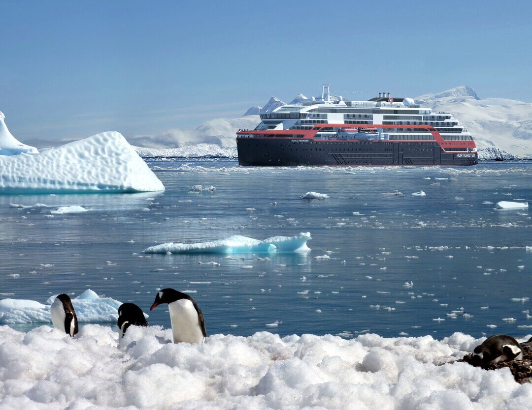 MS Roald Amundsen in der Antarktis