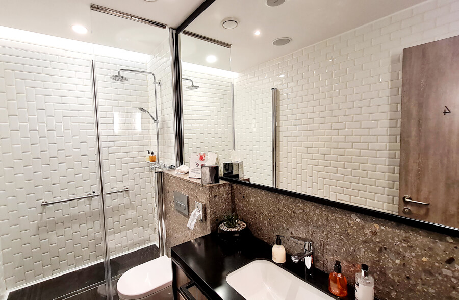 Komfortables Badezimmer in der Plaza Premium Lounge Rom