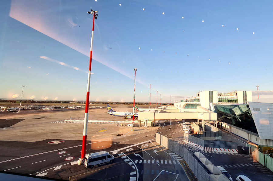 Blick aus der Plaza Premium Lounge Rom auf das Vorfeld