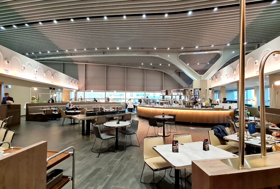 Buffetbereich der Plaza Premium Lounge Rom