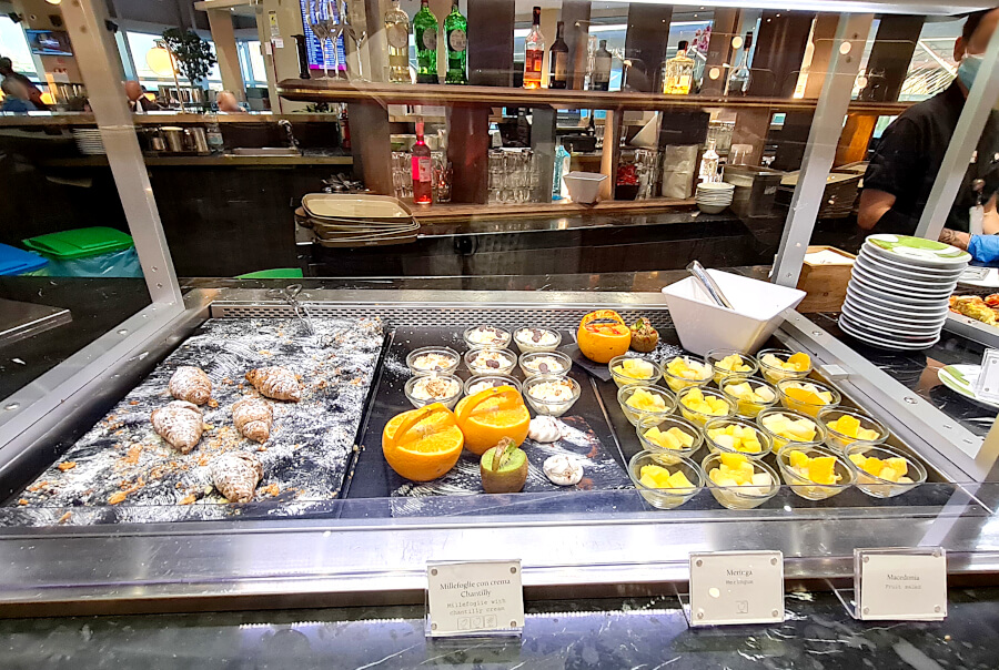 Dessert, Obstsalat und herzhafte Croissants in der Plaza Premium Lounge Rom