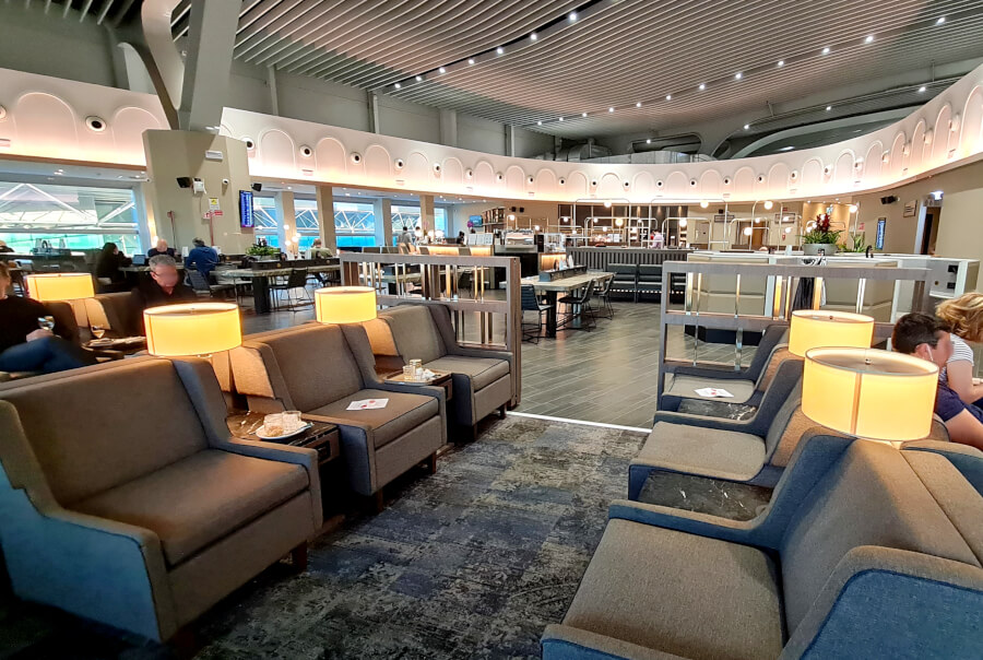 Gemütliche Sitzbereiche mit Lademöglichkeiten in der Plaza Premium Lounge Rom