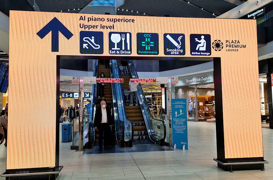 Rolltreppen zur Plaza Premium Lounge Rom