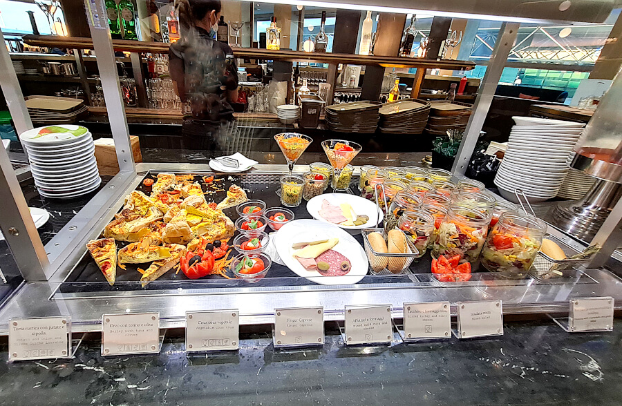 Snacks und warme Gerichte in der Plaza Premium Lounge Rom