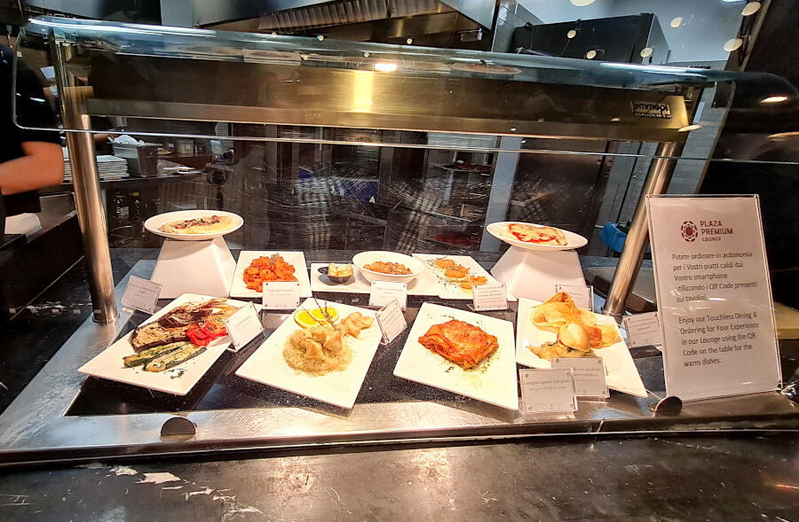 Auswahl warmer Gerichte in der Plaza Premium Lounge Rom
