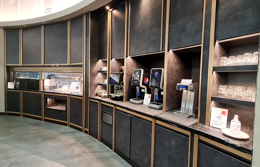 Getränke-Zapfstationen und Ausstellung der warmen Gerichte in der Plaza Premium Lounge Rom