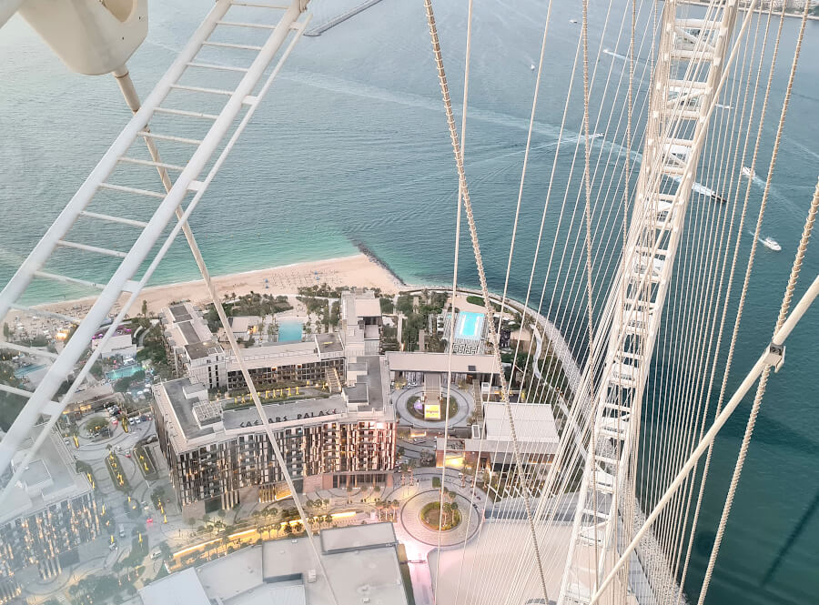 Blick aus Riesenrad AIN Dubai auf Hotel Caesars Palace