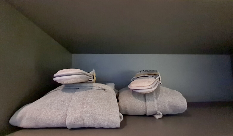 Graue Bademäntel und Slipper in Innside Lifestyle Suite