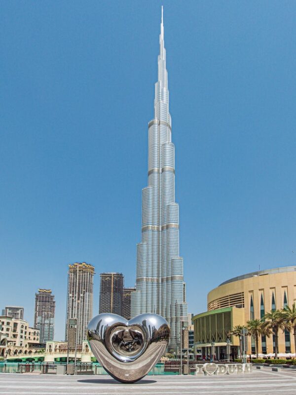 Burj Khalifa tagsüber mit Herz-Motiv