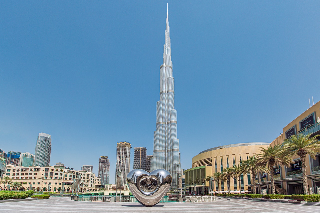 Burj Khalifa tagsüber mit Herz-Motiv