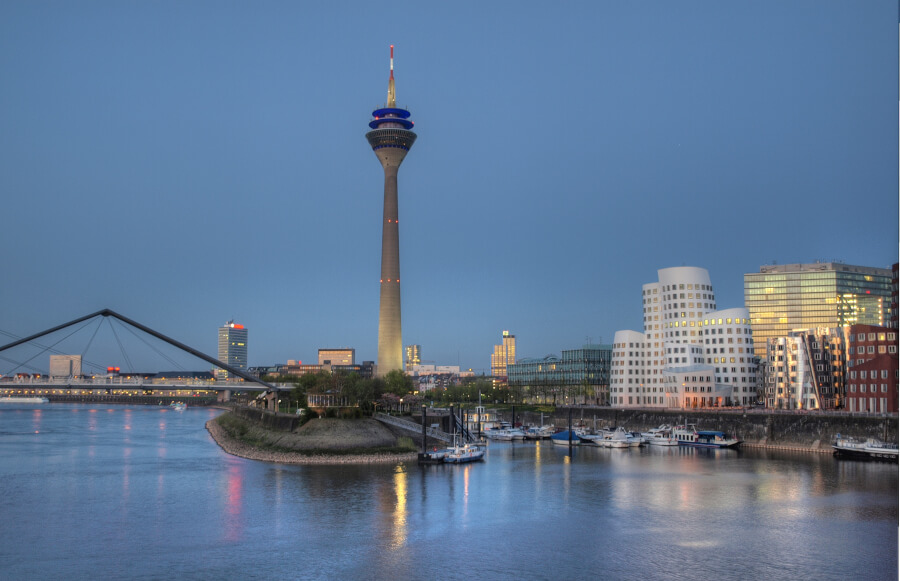 Düsseldorfer Rheinturm, Gehry-Bauten und Rheinuferpromenade