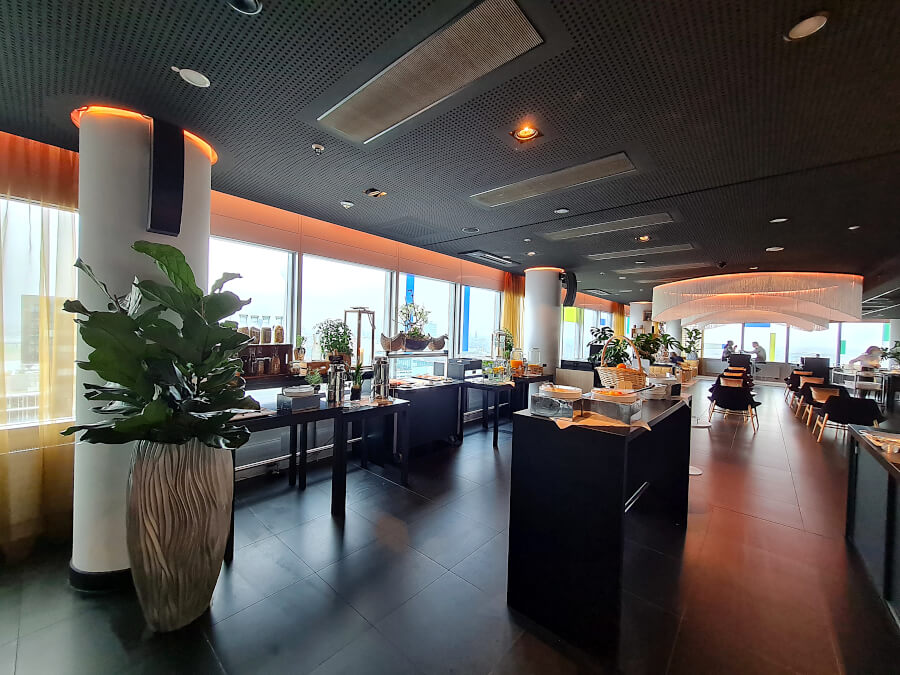 Frühstücksbuffet mit Cerealien und Obst im Hotel Innside Düsseldorf Hafen