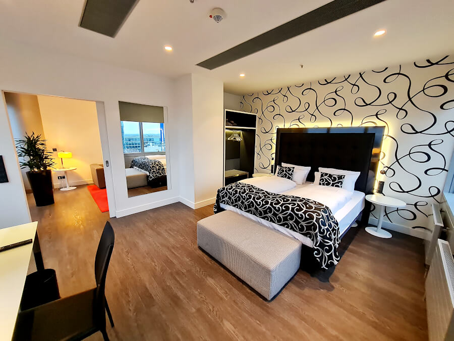 Schlafzimmer mit offenem Kleiderschrank in Innside Lifestyle Suite