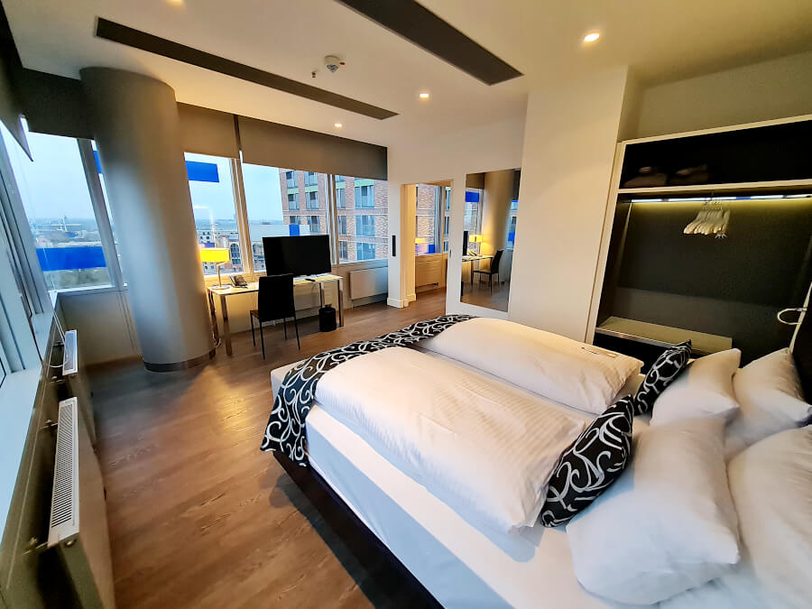 Schlafzimmer mit Fensterfront in Innside Lifestyle Suite