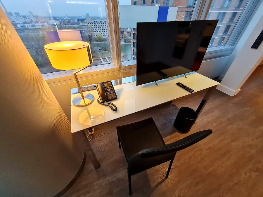 Mit Fernseher auf Schreibtisch wenig Platz zum Arbeiten in Innside Lifestyle Suite