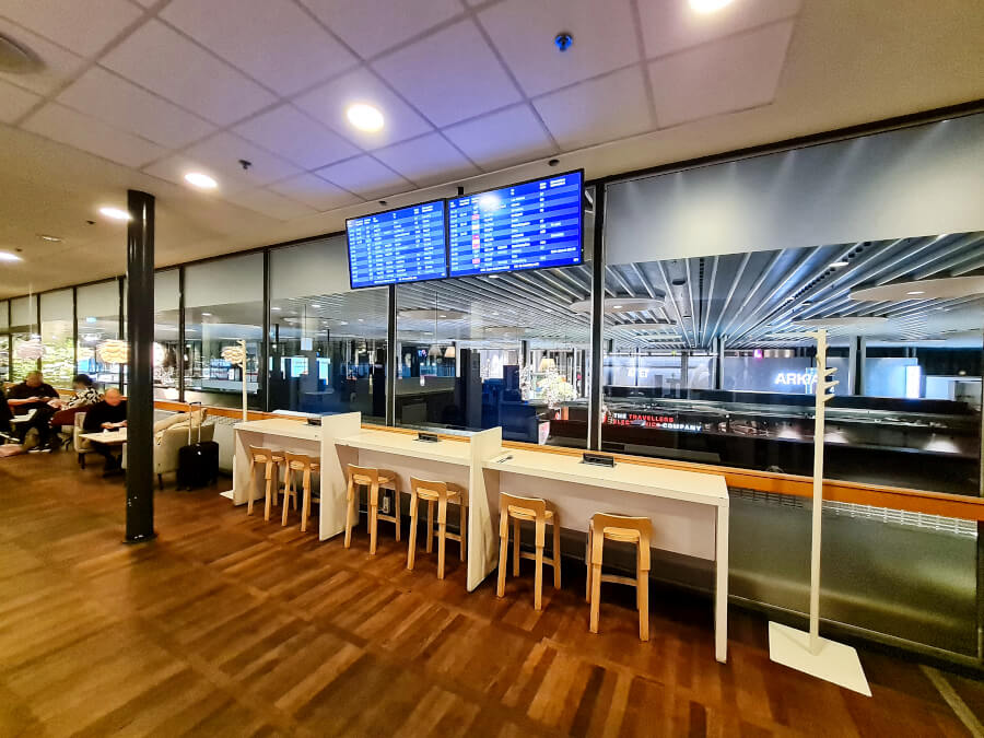 Die Aspire Lounge Kopenhagen verfügt über mehrere Hochtische zum Arbeiten
