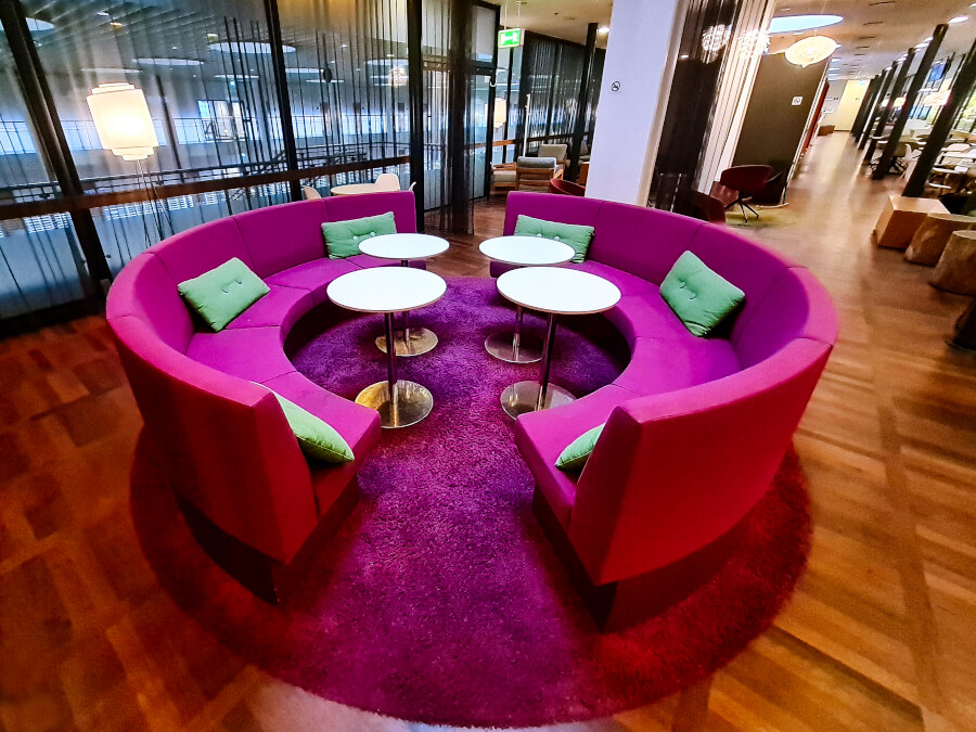 Knalliges Sofarondell in der Aspire Lounge Kopenhagen